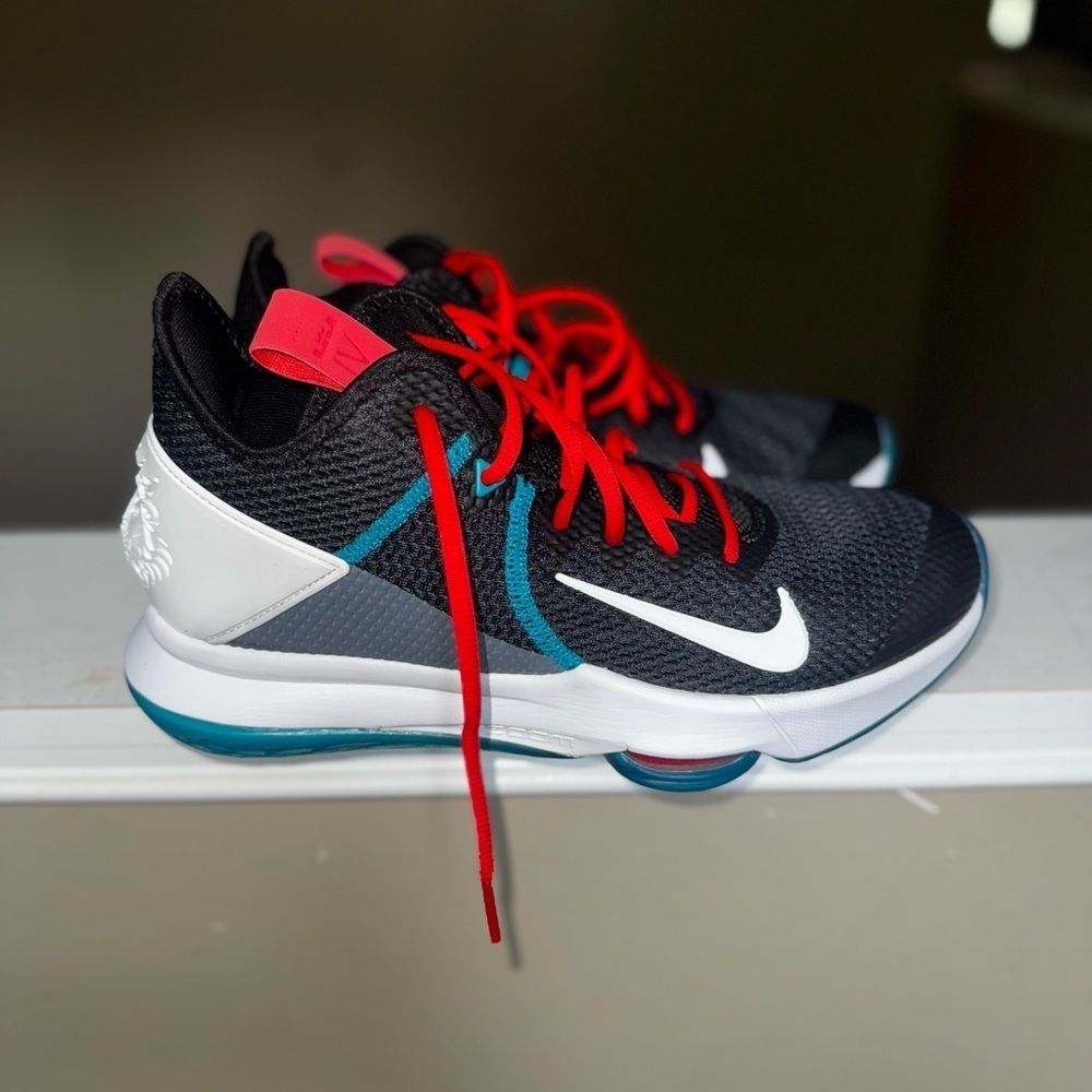 Nike LeBron Witness 4